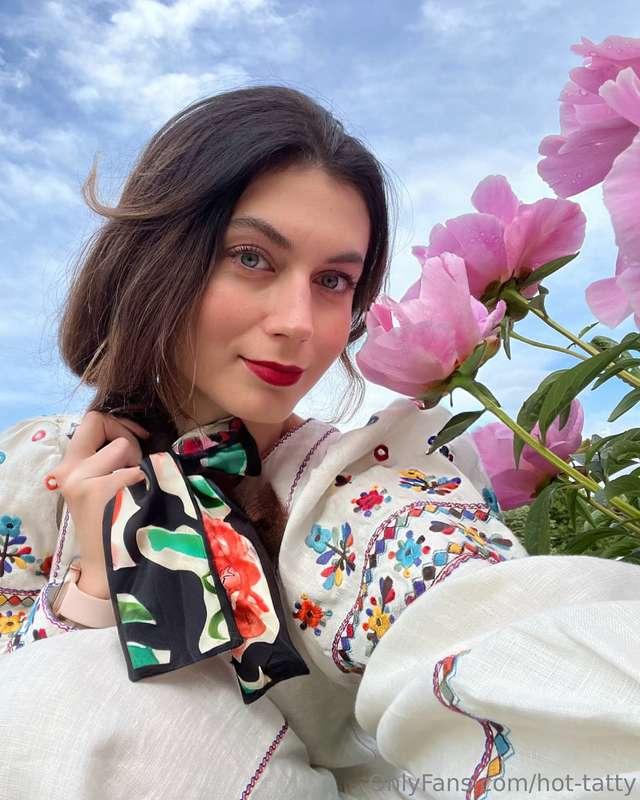 🌻Flowers adorn a girl and accentuate her beauty, do you agre..