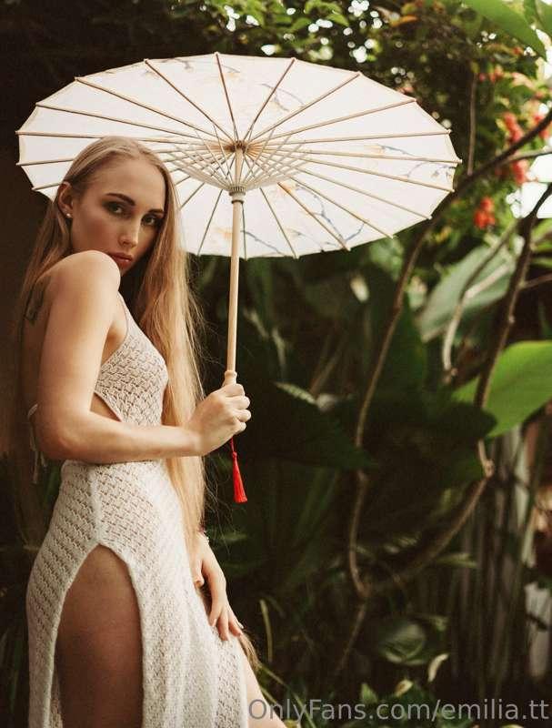 🌸 My curves are like a garden in full bloom, waiting for you..