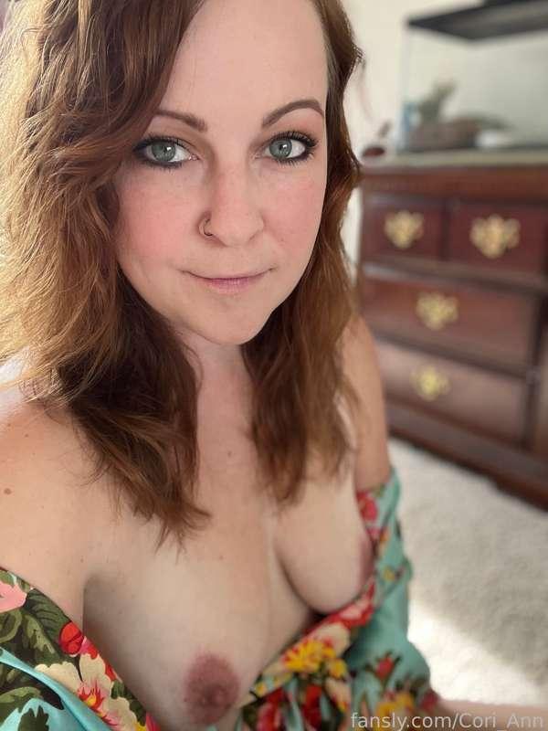 Happy Monday everyone! I hope you all had a fantastic weekend! 💚

#fyp #redhead #tattooed #greeneyes #tits #naturalboobs #boobs #lingerie