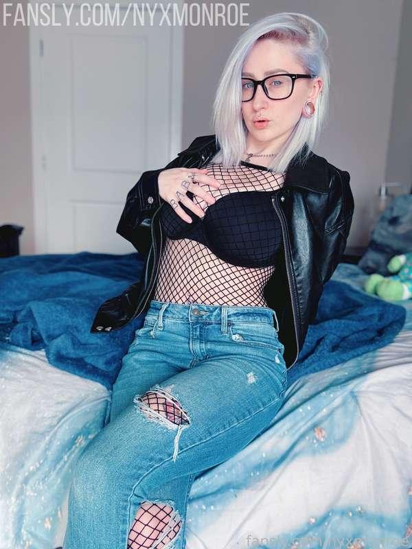 Like my outfit? 😈

#boobs #bigboobs #tits #bigtits #titties #bigtitties #petite #alternative #pierced #piercings #tattoos #tattooed #sexy #cute #blueeyes #blonde