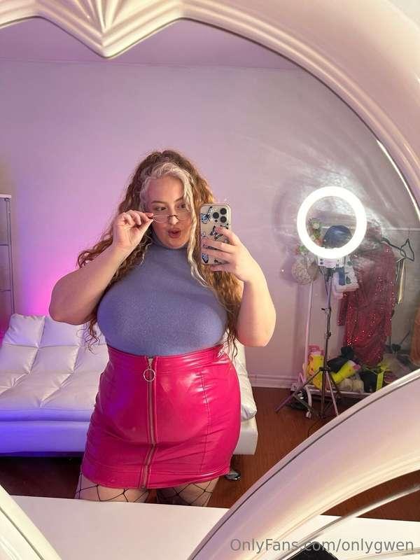You should find out what's under my skirt @gwenadora 