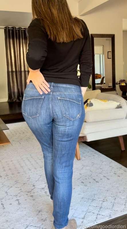 #fyp #momjeans #MILF

Are you ready for a mom-jeans overload? 😘
