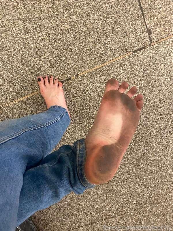 way too clean in my opinion, but that's just how they are nowadays😭

#dirtyfeet #barefeet #barefootgirl #soles #footfetish