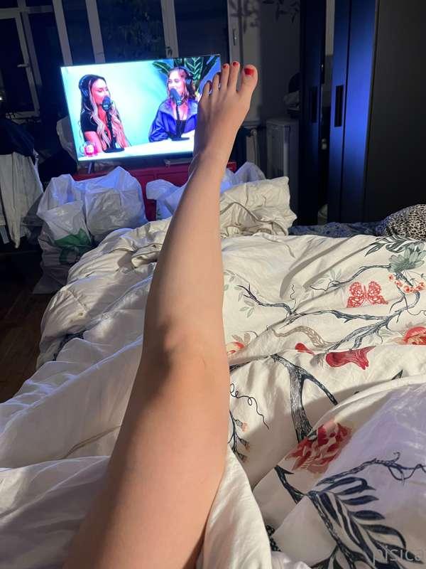 Swipe right for 🦶🏼
