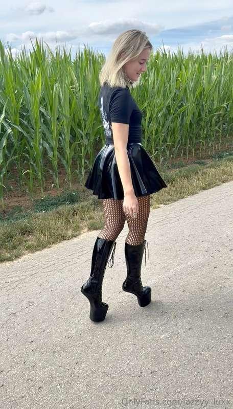 Mein erstes Mal draußen mit Pony Highheels und Latex Rock! M..