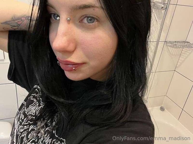 SUBSCRIPTIONS FREE ONLY NOW 🤭 @angel_cate 🤭This playful babe..