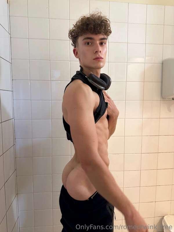 ⭐️Check out my exclusive page @romeo_twink ⭐️Full naked and ..