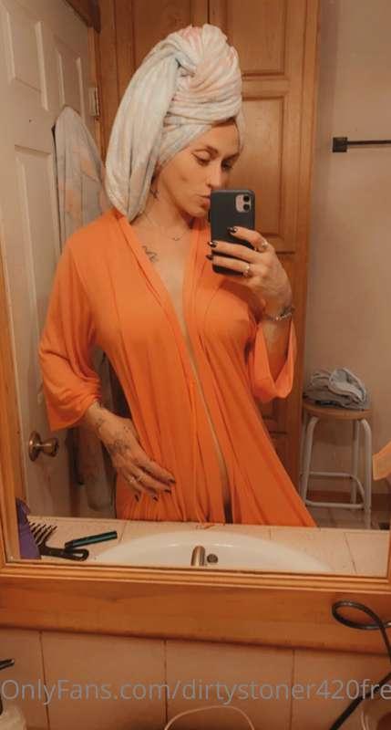 Taking a shower right now TIP $5 if you wanna watch me soap ..