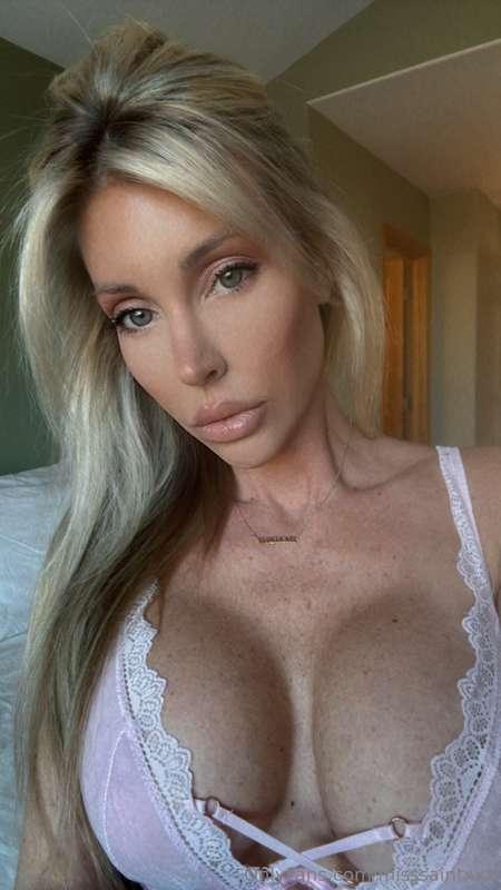 How much would you loveee to hear me moan your name in a vid..
