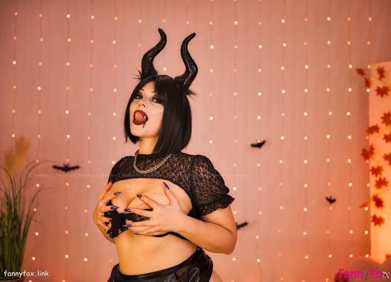 Spooky season

#spookyseason #bigbooty #bigass #stockings #thong #halloween #blacklingerie #blackfishnets #halloweencostume #halloweentheme #stockings #succubus #bigboobs #bigtits #bbw #blackhair #spookygirl #webcammodel