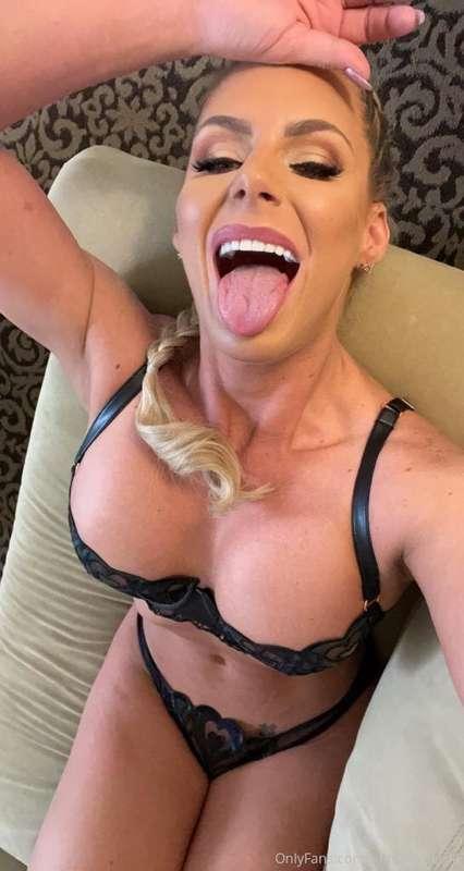 Any tip $10+ under this post will get a cummy bundle in thei..