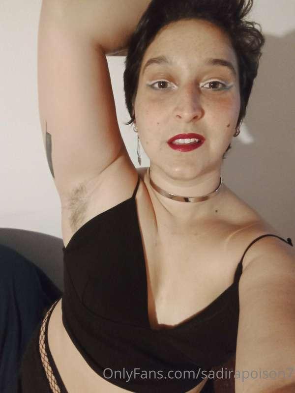 Me encanta este choker de terciopelo de gata y este maquilla..