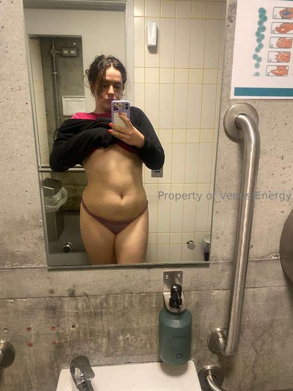 Bathroom mirror pics ;) Spicer versions in your DMs 💌🔥