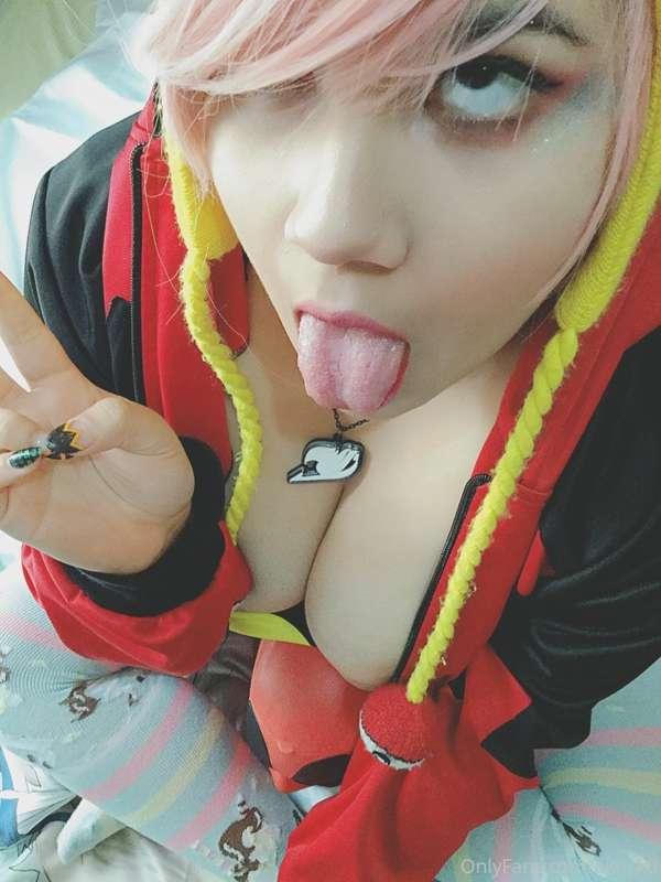 👁👅👁  Normalmente no mostraría mi lengua en la primera cita....