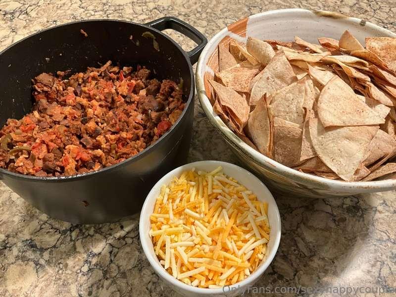 Dinner is NYT "Bricklayer Nachos"—veganized!
Three kinds of ..