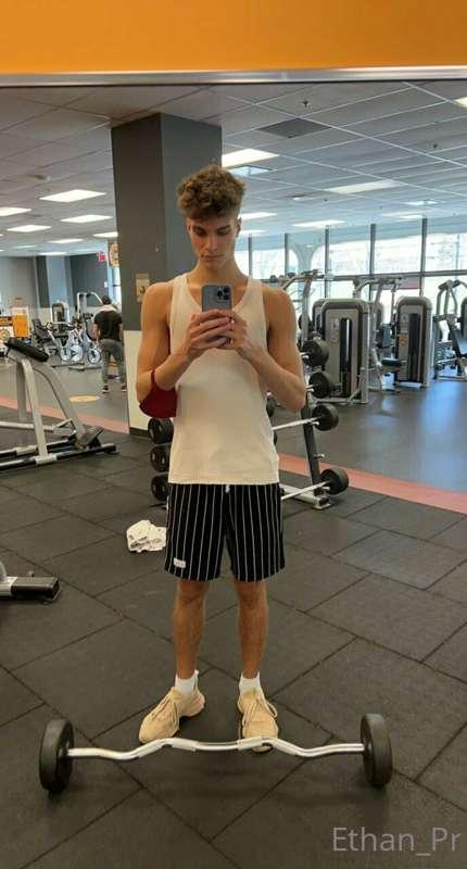 Gym life💪 Gotta stay sexy for my fans😜