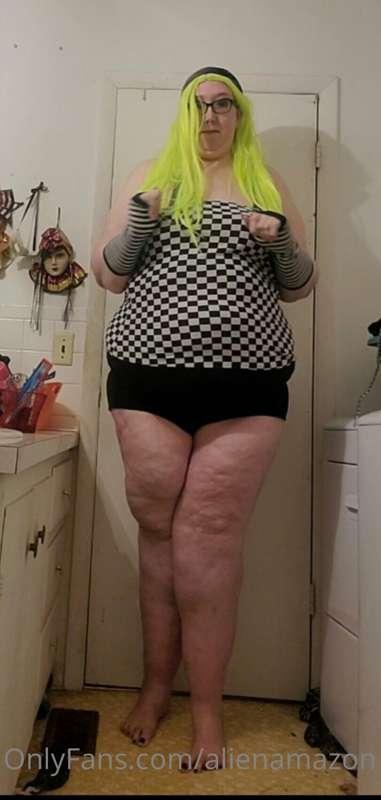Since my belly and thighs got complimented earlier, a lil th..