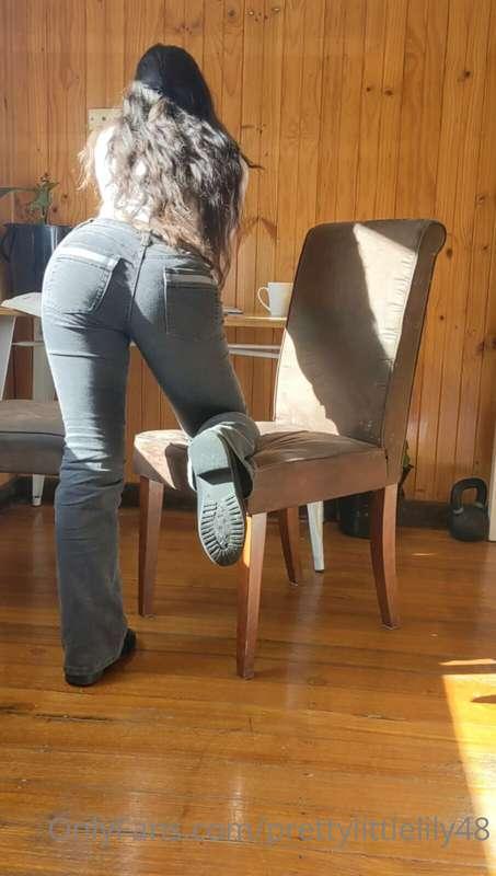 "She had them apple bottom jeans.. Boots with the fur" 😎🎧💖
