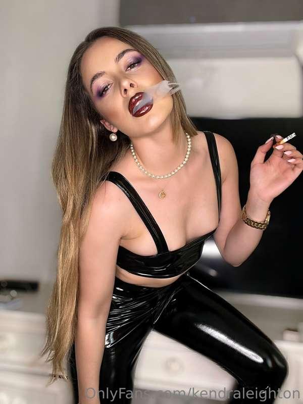 Smoking Latex Queen 🔞🔥🔥🔥
