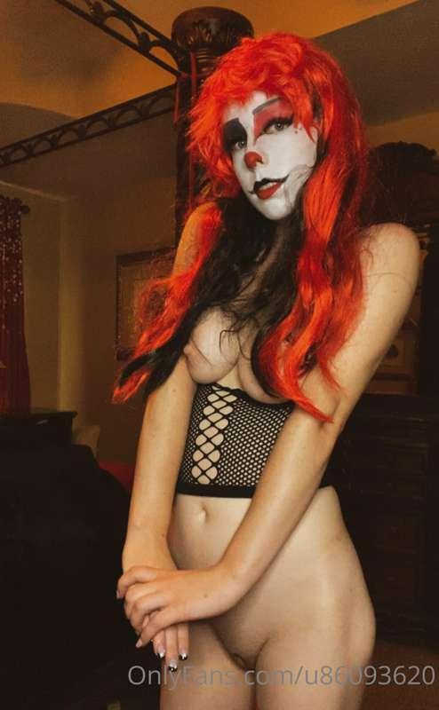 Footlovers swipe to see this clowns feet 🥴🤡