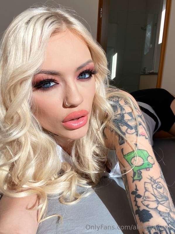 Which lips are you kissing first? 🫦