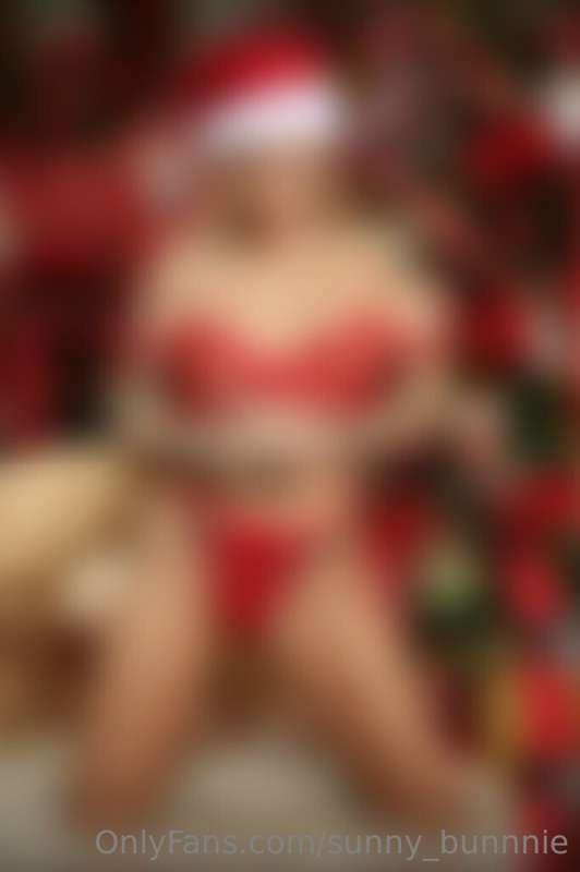 Here's your holiday season wall paper babe. 🎄🤶🎅😊