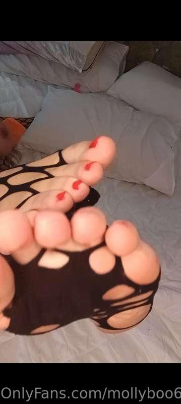 Now who is going to be a good boy and suck these baby's 💋👅👅👣
