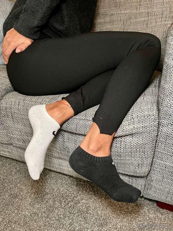 Black 🖤 or white 🤍 Nike socks? 😘