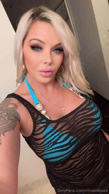 Am I the sexiest MILF at the pool this summer? Lets sext all..