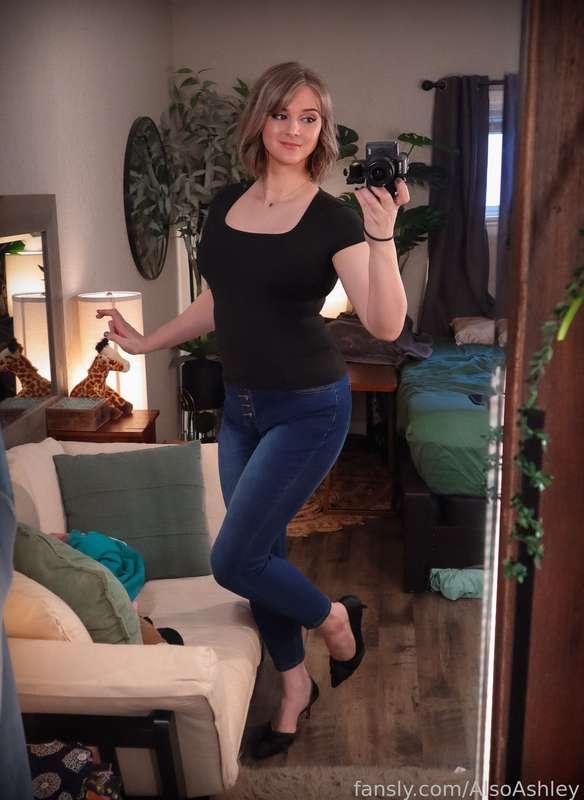 Aunt Cass/Mommy Ashley ❤️ End of the week means Full Set Friday! Hope you enjoyed all the teasing this week, but now you can imagine whatever Mommy scenario you like with today's set to carry you through the weekend 😈

#trans #tgirl #trap #femboy #feminization #pinup #lingerie #sissy #ass #thicc #mtf #honeybirdette #girlnextdoor #cosplay #mommy