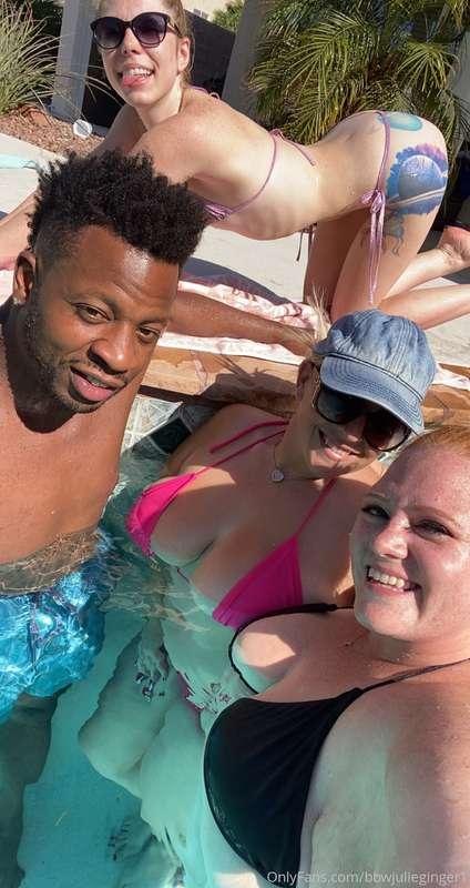 Chillin with the homies pool side in Las Vegas!! @deliciouso..