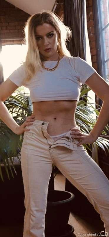 These jeans were made for unbuttoning... 🍑🍑😍