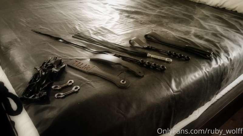 Latex sheets, intense sensations and situations.