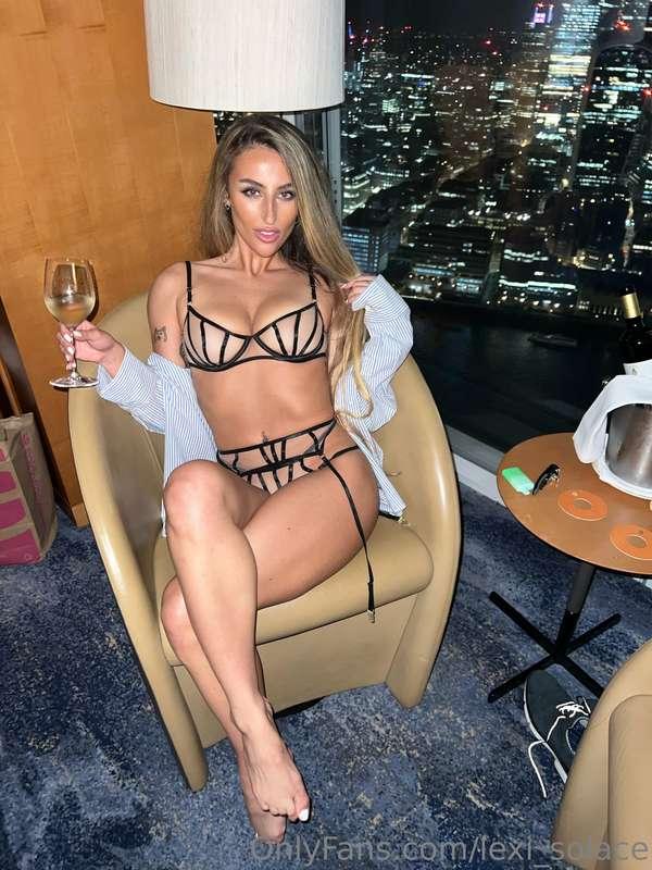 Can you guess my favorite way to wind down for the night? 🍷 ..