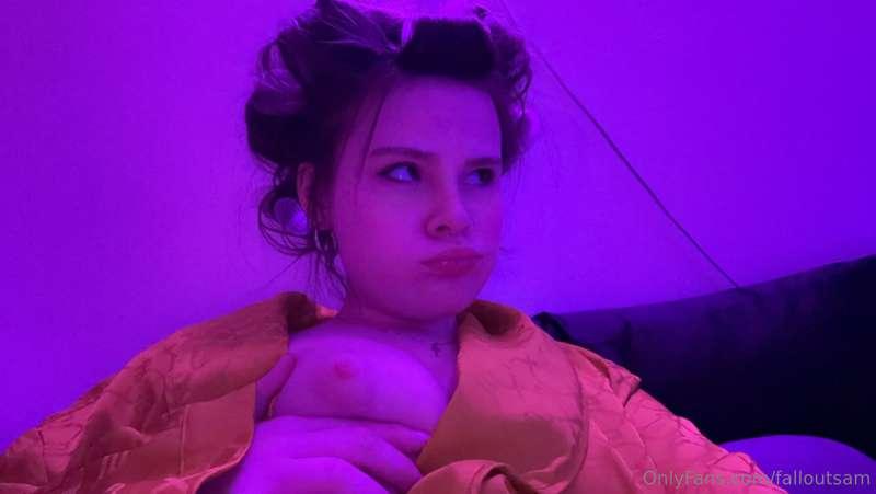 suck my titty make me feel pretty 💖  couldn’t decide so you ..