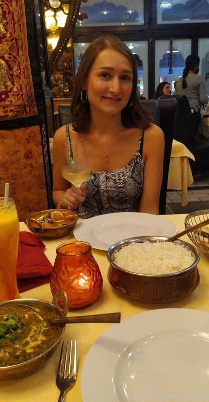 Gestern war ich mit meiner besten Freundin indisch essen. Es..