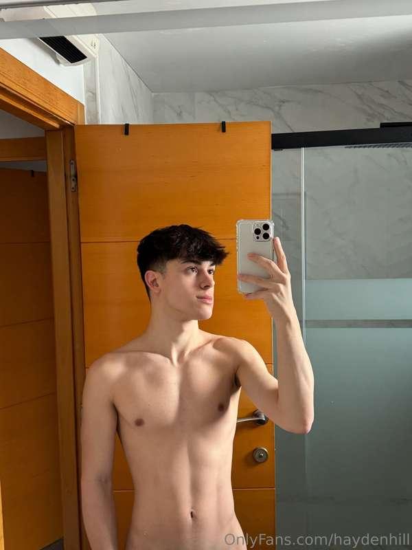 This mirror gets all the good angles… lucky you 😈🔥