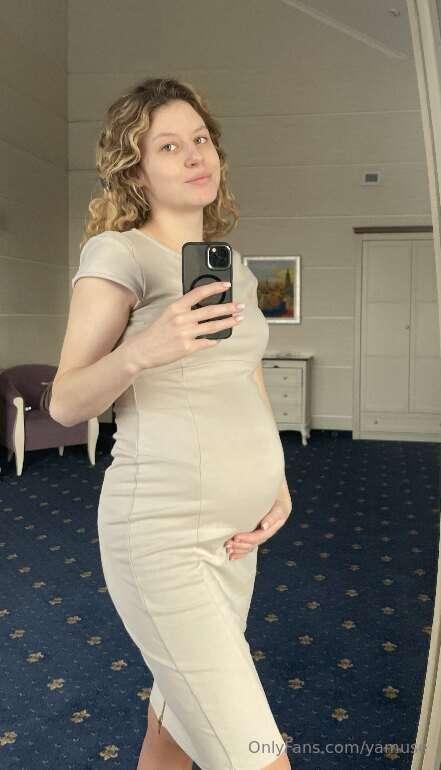 @natasy
This cute pregnant girl wants to get fucked again 💕
..