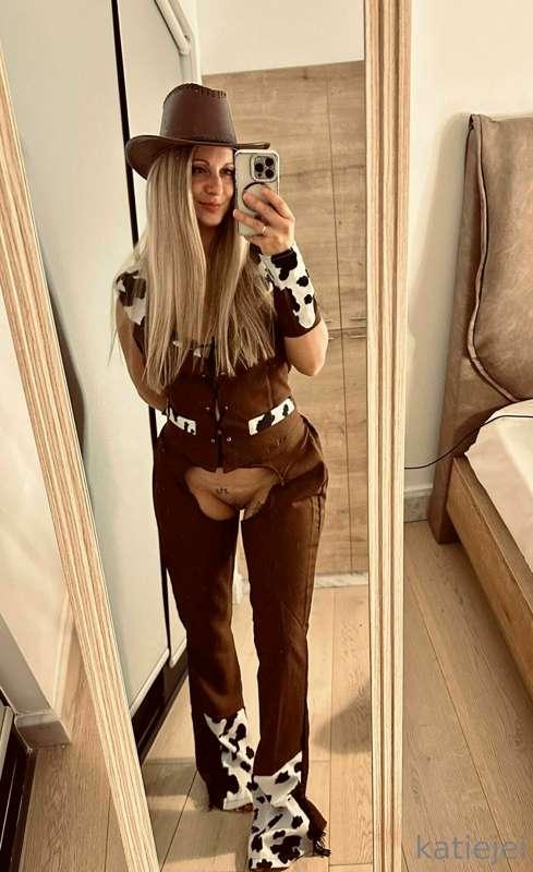 CARNIVAL IS HERE!🪅
Do you like my costume for this year? 😝
S..