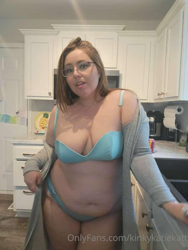 Just your casual Wednesday baking attire!! 🥰