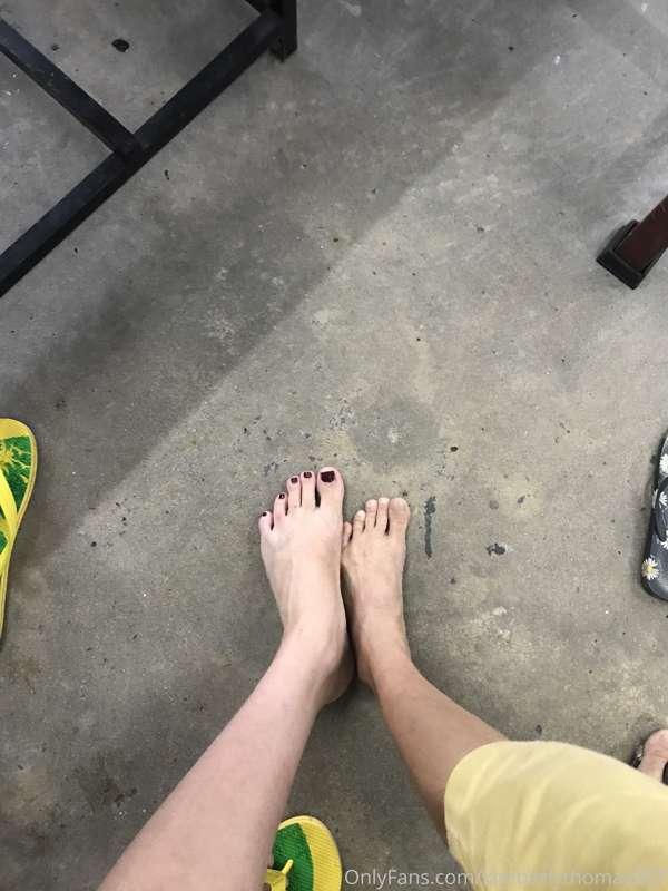 Foot comparison with the lady who is 164cm. 43 vs 39