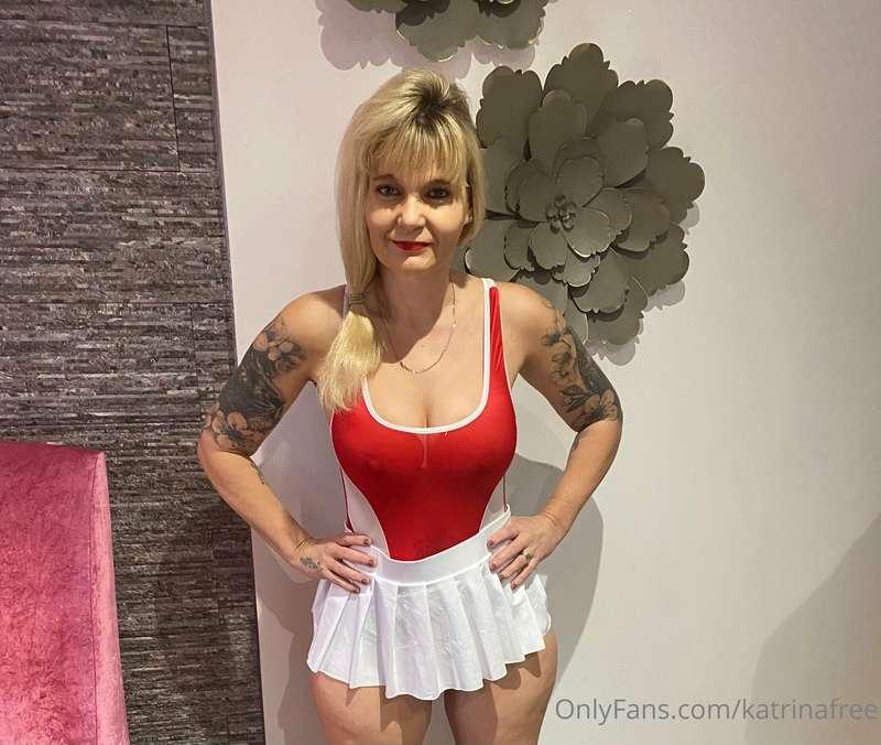 Here I am in my sexy cheerleader outfit before getting my bi..