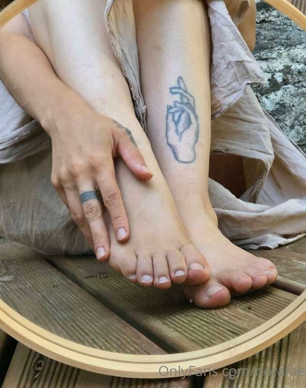Dirty little feet after a barefoot walk 👣  are you a fan of ..