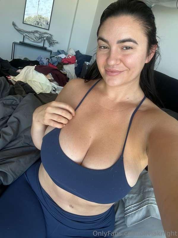 Monday: Just woke up, no makeup, no laundry folded (yet) 😂😂😂..