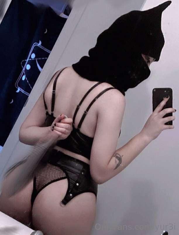 I had to blur the kn1fe cus it made my picture get removed d..