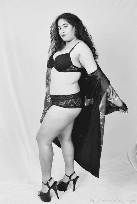 I love wearing all things lace and high heel shoes ~
Cheeky ..