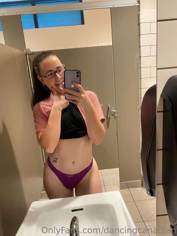 Snaps in a public bathroom😏