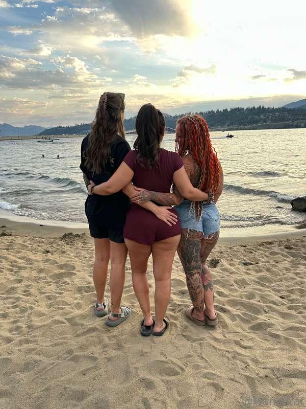 Watching sunsets together 🌅 🥰@thejellyfilledgirls 