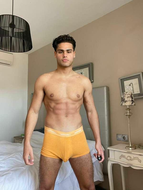 @itsaustin1 

MY 19 y/o baby bro 🐣🍼2 month 

EVERY DAY POST ..