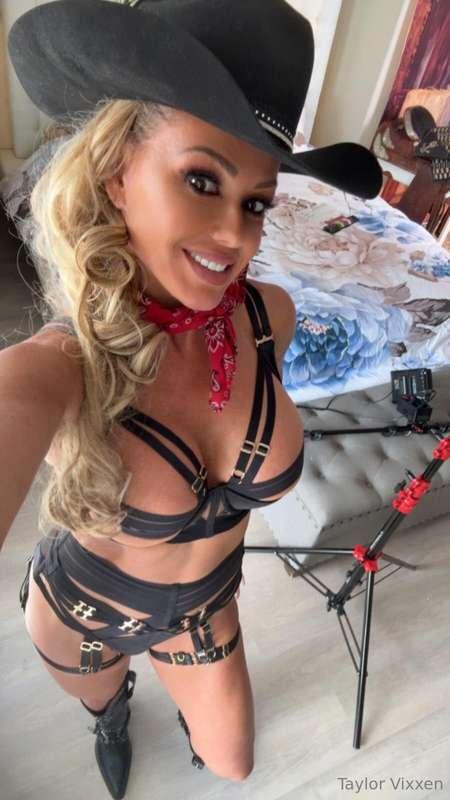 Rate my outfit 1–10... but tell the truth or I’ll have to pu..